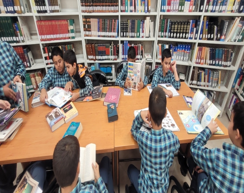 بازدید دانش آموزان از کتابخانه شهید رجایی واقع در پارک فجر خیابان قائم